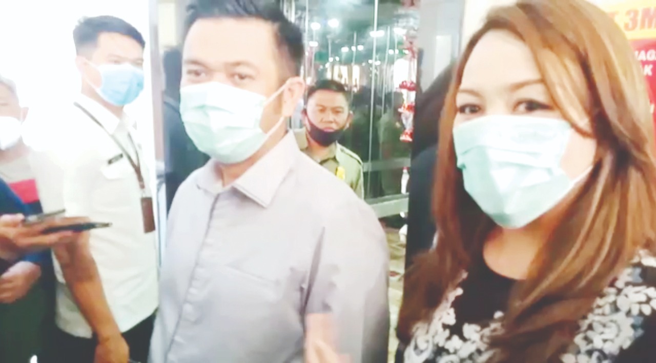 Usai Diperiksa BK, MEP Pulang Bersama Suaminya JAK